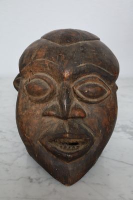 Un masque Bamiléké Cameroun Accidents