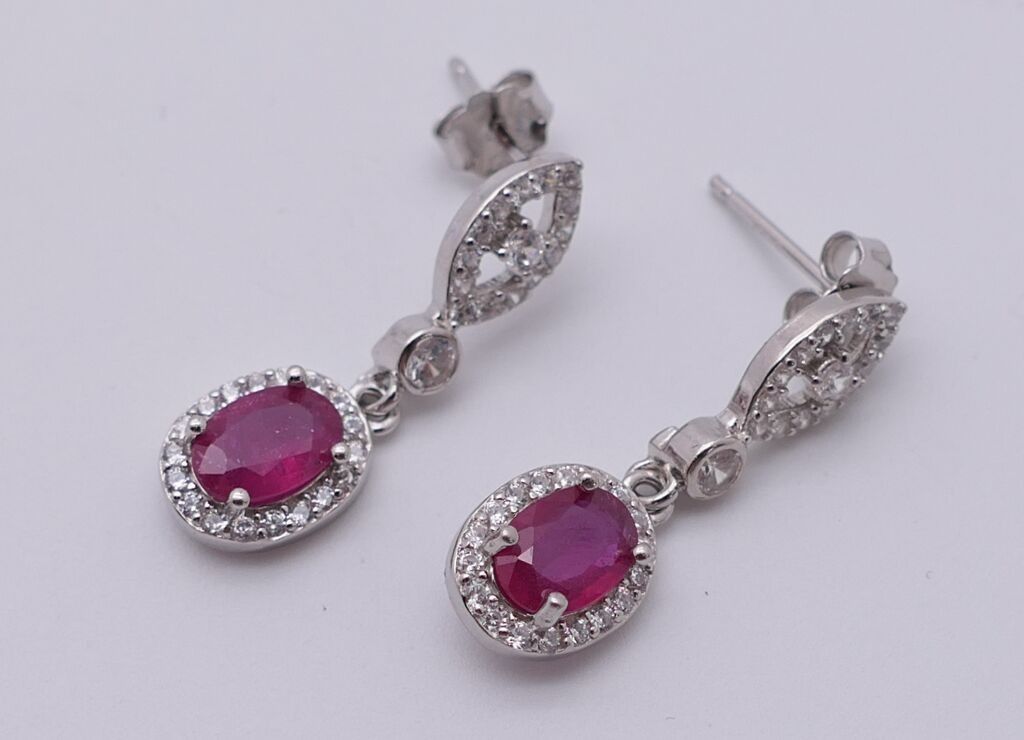 Paire de pendants d'oreilles en argent agrémentée de rubis facetté et de petites pierres blanches.PB:3gr.