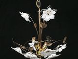 un lustre duquel pendent des fleurs au plafond
