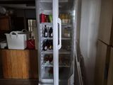 un réfrigérateur dont la porte est ouverte dans une cuisine