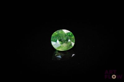 des tourmalines vertes sur un fond noir