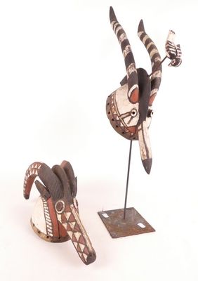Il s'agit de deux sculptures d'animaux réalisées en bois et en métal.