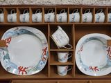 de nombreuses assiettes et tasses dans une boîte en bois