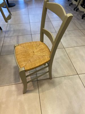 Lot de 34 chaises paillées en bois peint, assise en paille t… - Photo 1