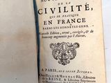 un livre ouvert sur une table, sur lequel figurent des chiffres