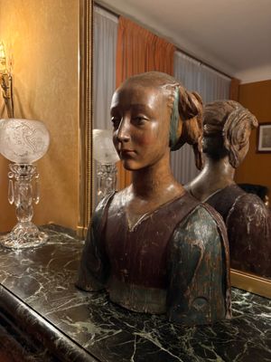 une statue de femme assise sur une table