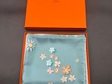 une boîte orange ornée d'un motif floral bleu et blanc