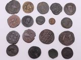 un ensemble de pièces de monnaie romaines antiques sur un fond blanc