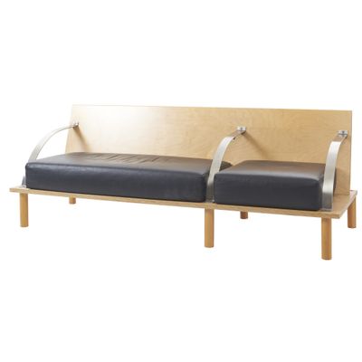 un banc en bois sur lequel sont disposés deux sièges en cuir noir