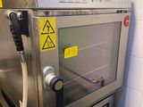 une image représentant un four en acier inoxydable sur lequel figure un panneau de sécurité