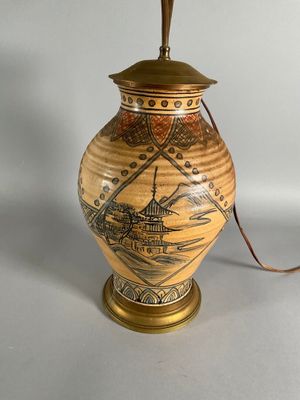une lampe posée sur une table à côté d'un mur