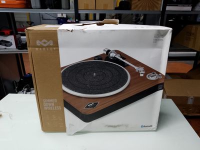 une boîte contenant un tourne-disque