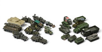 de nombreux véhicules militaires miniatures et autres véhicules posés sur une surface blanche