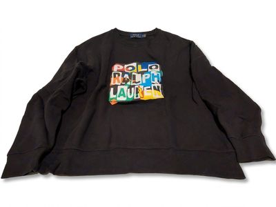 un sweat-shirt noir avec un logo coloré sur le devant