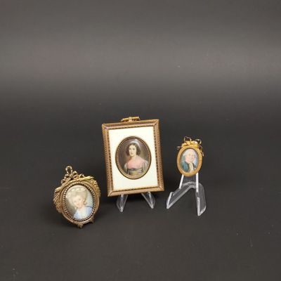 Trois miniatures comprenant deux portraits à vue ovale de fe… - Photo 1