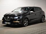une voiture noire garée dans un garage au sol en damier