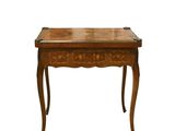 l'image d'une petite table en bois munie d'un tiroir