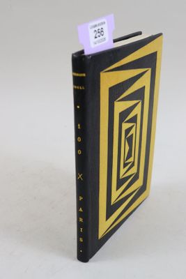 une image représentant un livre noir et doré à la couverture jaune