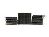 six livres empilés les uns sur les autres sur une surface blanche