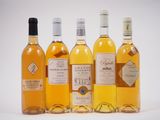 six bouteilles de vin sont alignées sur une surface blanche