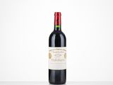 une bouteille de vin rouge posée sur une table