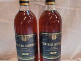 deux bouteilles de vin posées l'une à côté de l'autre sur une table