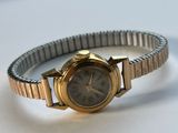 une montre posée sur un bracelet, sur une table