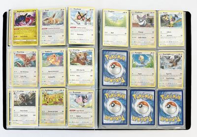 beaucoup de cartes pokemon sur la table