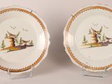 paire d'assiettes anciennes en porcelaine peintes à la main, ornées d'oiseaux et de fleurs