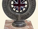 une horloge en argent surmontée d'un drapeau britannique