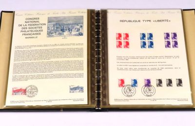 un livre ouvert avec des timbres, posé sur une table