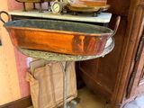 une petite table sur laquelle se trouve une plante en pot