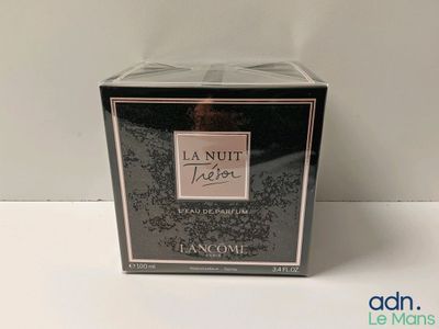 La boîte de parfum est vide sur la table.