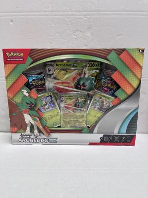 La boîte contient toute une série de cartes Pokémon.