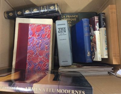 de nombreux livres qui sont rangés dans une boîte sur une étagère