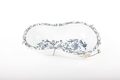 une assiette bleue et blanche ornée d'un nœud