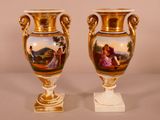 deux vases décorés de motifs, posés sur une table