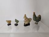 cinq figurines d'oiseaux posées sur une étagère transparente