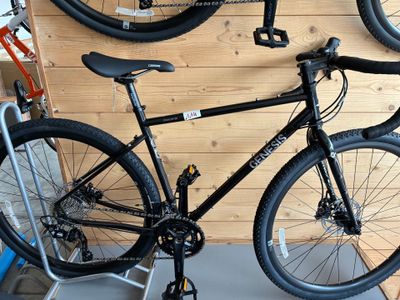 un vélo accroché au mur dans un magasin de vélos