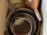 beaucoup de casseroles et de poêles dans une boîte
