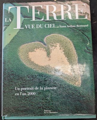 couverture de magazine représentant deux cœurs au milieu d'un champ vert