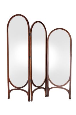 un gros plan sur trois miroirs posés sur un support, sur fond blanc