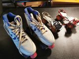 une paire de chaussures posée sur une table