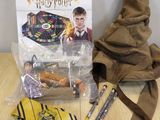 un chapeau, une baguette magique et d'autres objets de Harry Potter posés sur une table