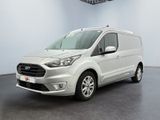 une fourgonnette Ford Transit garée dans une pièce blanche au sol noir