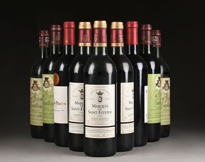 six bouteilles de vin sont alignées sur une table