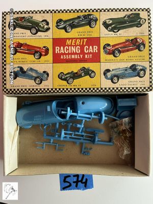 une boîte contenant un modèle de voiture de course