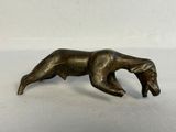 statue en bronze représentant un ours sur un fond blanc