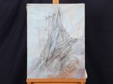 un chevalet sur lequel est posé un tableau, sur fond noir