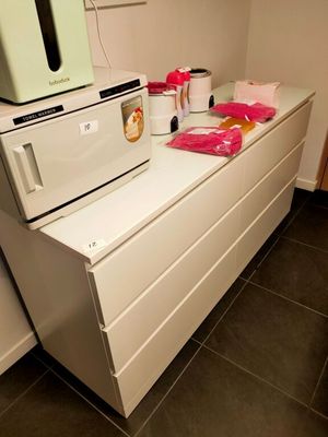un micro-ondes posé sur une commode dans une cuisine